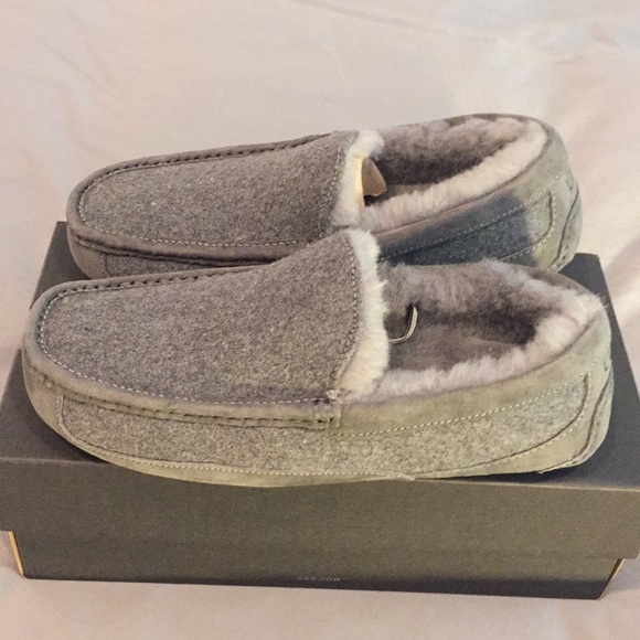 UGG- Men’s Ascot Wool lined Slipper - Picture 3 of 6